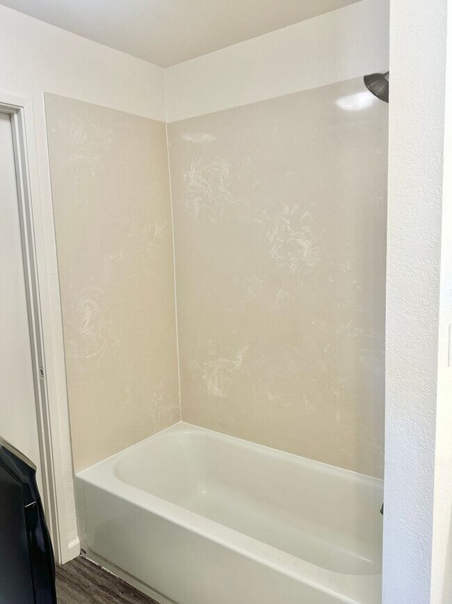 Foto del edificio - Renovated 2 bedroom Townhome in Highly Des...