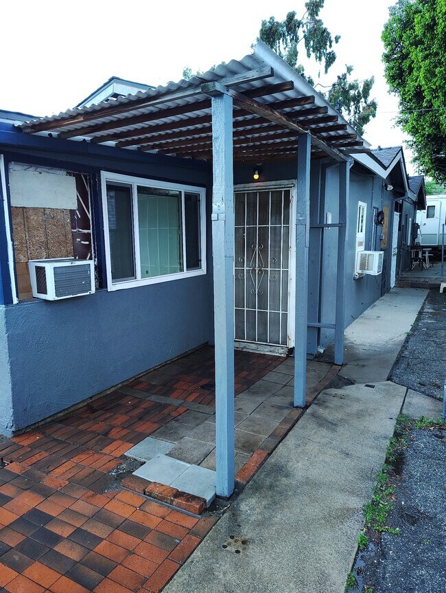 Building Photo - 826 E Rte 66