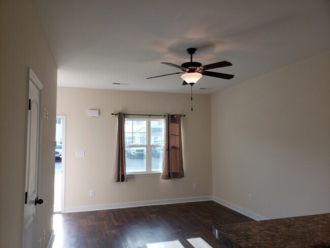 Foto del edificio - 409 Justice Farm Dr