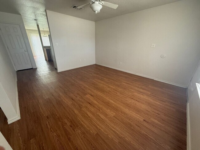 Foto del edificio - 3301 Hereford Ln