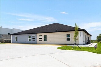 Building Photo - 3201 S 6th Ln