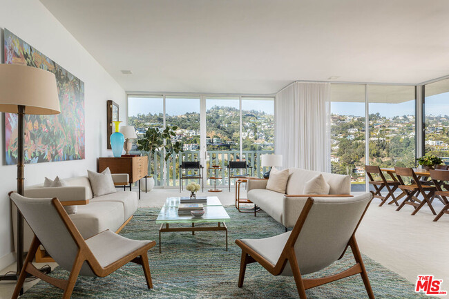 Foto del edificio - 9255 Doheny Rd
