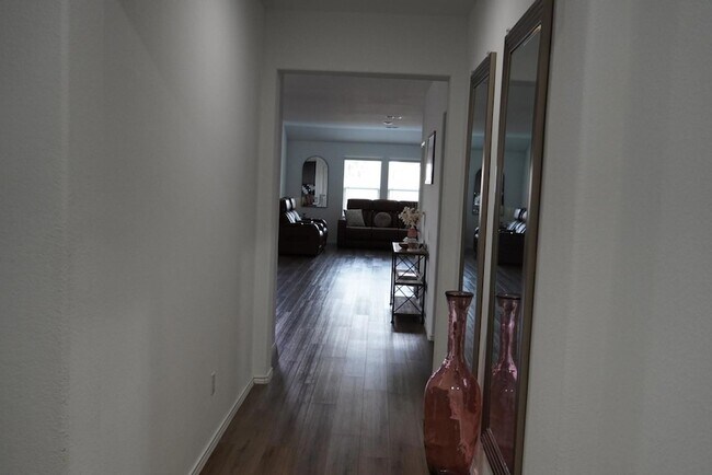 Building Photo - 231 Milliner Lp