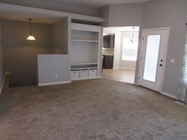 Building Photo - 5 bedroom - 4 bath - Single Family Home in...