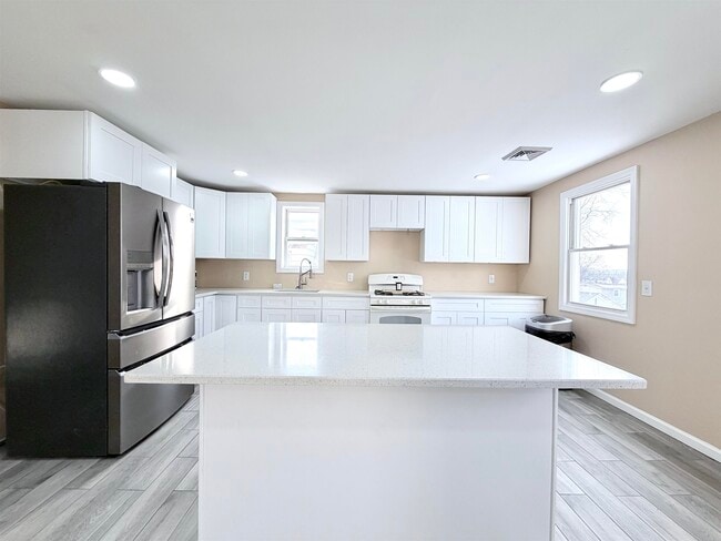 Building Photo - 1572 Summit Ave