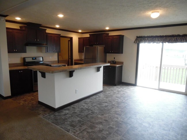 Cocina con isla comedor - Carrington Pointe