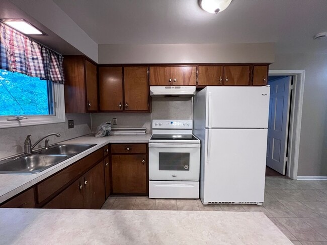 Building Photo - 3010-3012 Okemos Dr SE