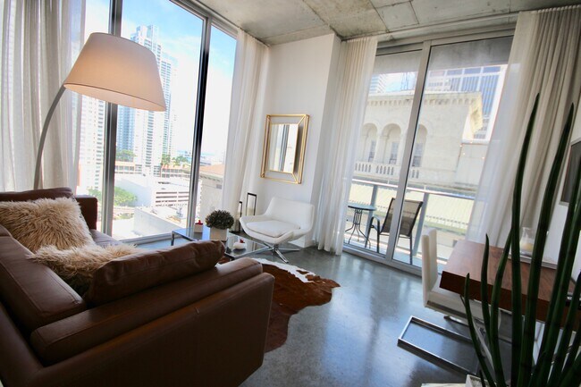 Sala de estar 1 - 151 SE 1st St
