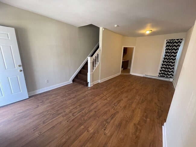 Building Photo - 2 BED 1 BATH HOME FOR RENT
