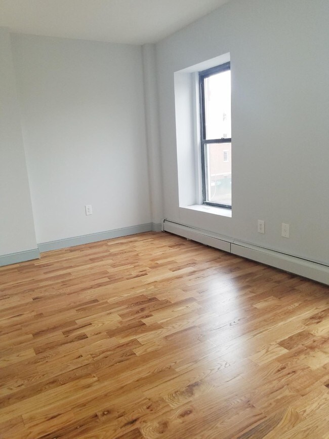 Building Photo - 657 Greene Ave