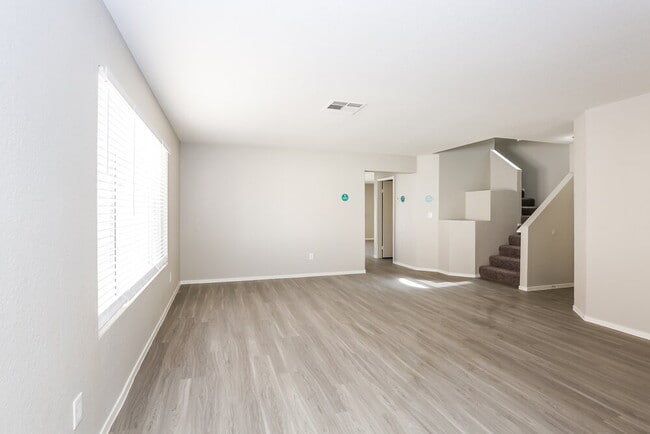 Foto del edificio - 6349 Rose Tree Ln