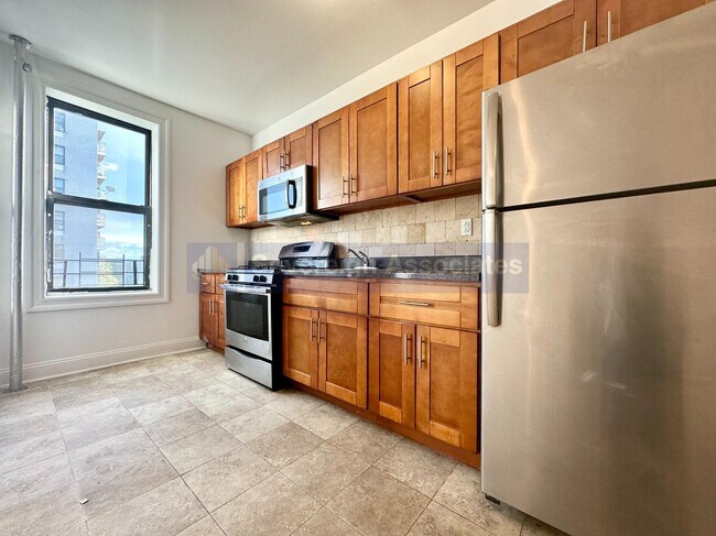 Foto del edificio - 2504 Olinville Avenue