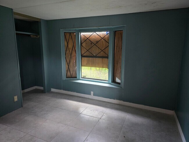 Building Photo - Two bedroom 1.5 bath mobile home on property