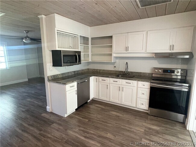 Building Photo - 885 NW River Shores Blvd
