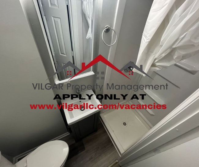 Building Photo - Deceivingly large … 2 bed, 2 full bath (in...