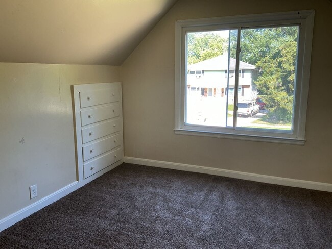 Building Photo - 3 Bedroom Single Family Home