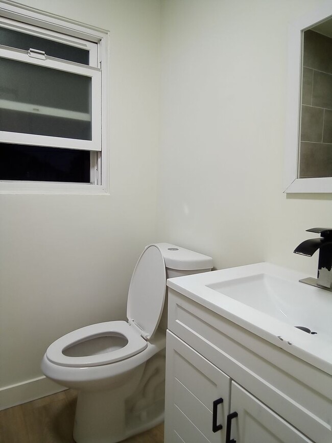 Building Photo - Beautifully Remodeled 2-bedroom apartment