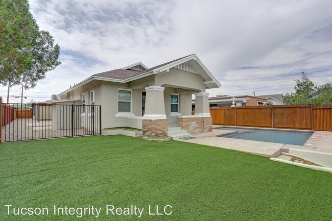 Building Photo - 928 E 8th St