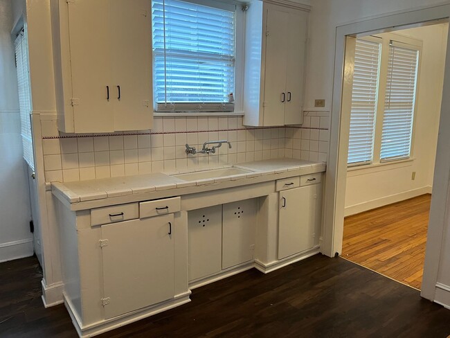 Building Photo - 1BR/1BA Broadmoor Duplex Available
