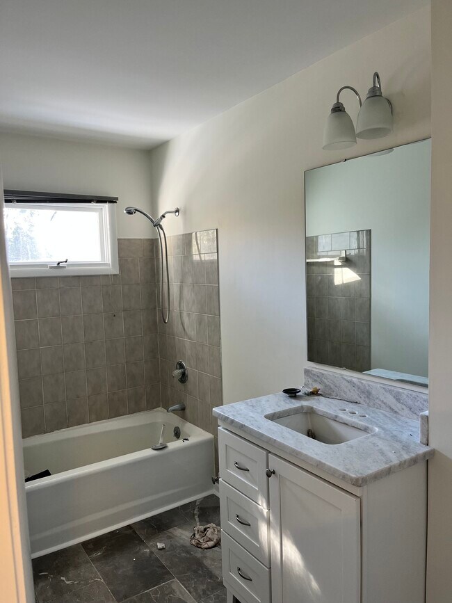 Foto del edificio - 245 Lakeshore Dr