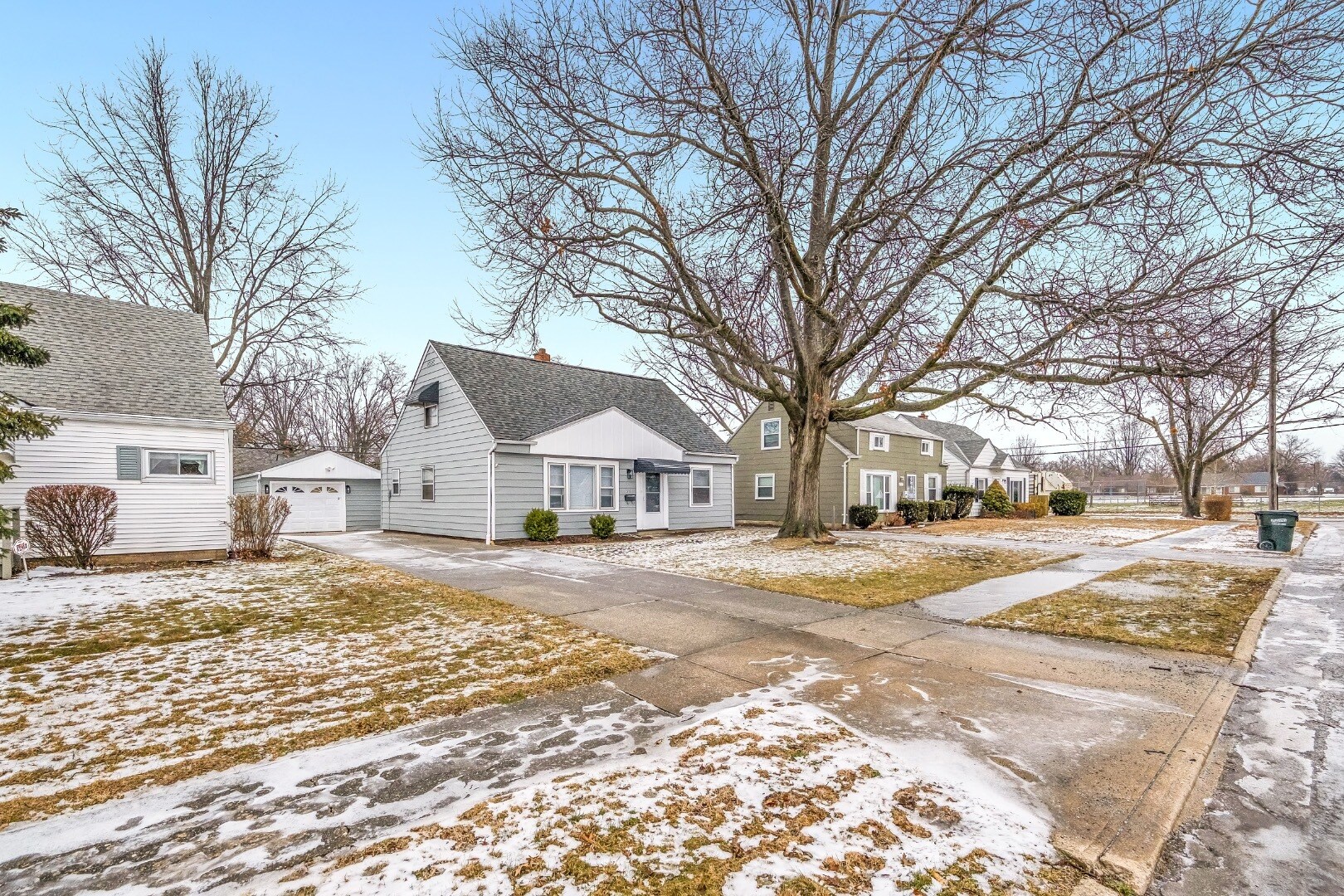 27151 Farringdon Ave Euclid, OH 44132 – photo 2