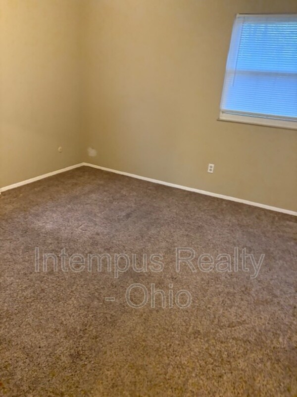 Building Photo - 57 Willow Dr