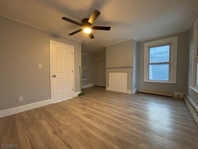 Foto del edificio - 318 E 1st Ave