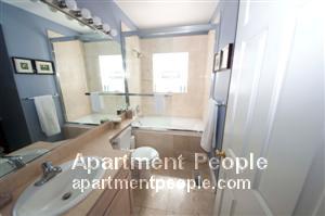 Building Photo - 2368 N Elston Ave