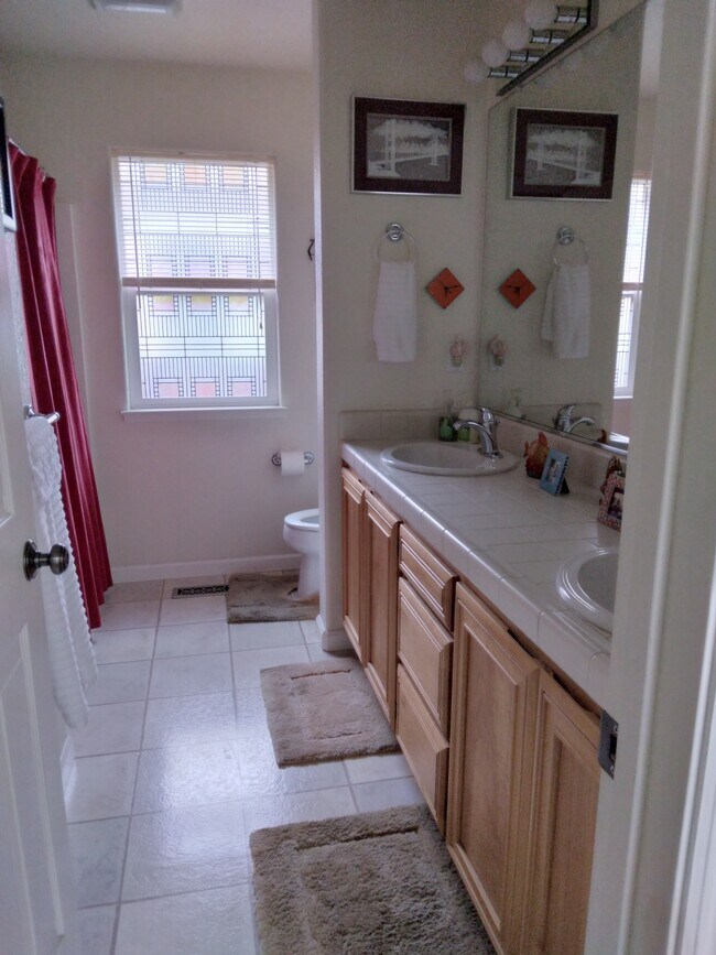 Full 4-piece Bath - 418 Riesling St