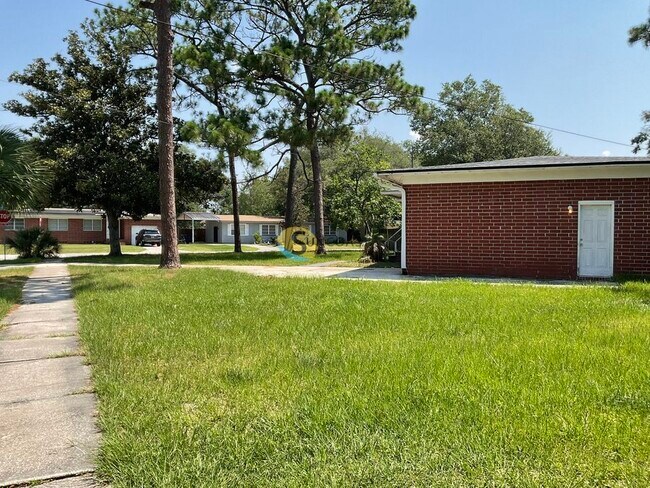 Foto del edificio - 3235 Holly Berry Ln