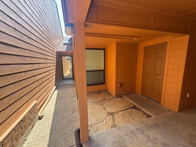 Building Photo - 22 Village Green Ct