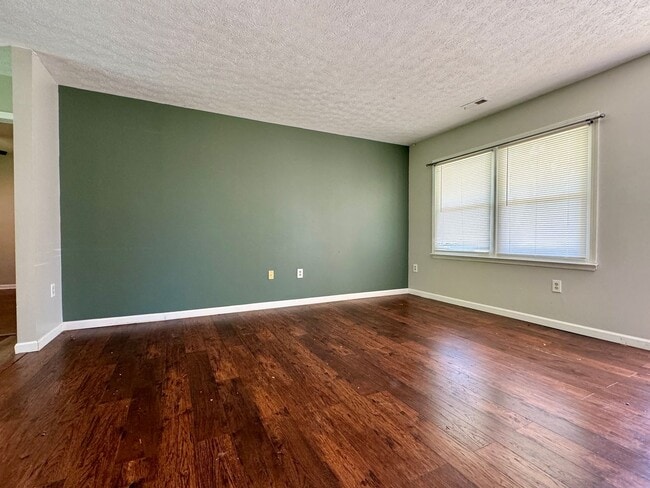 Building Photo - Spacious Duplex with Private Yard & Garage...