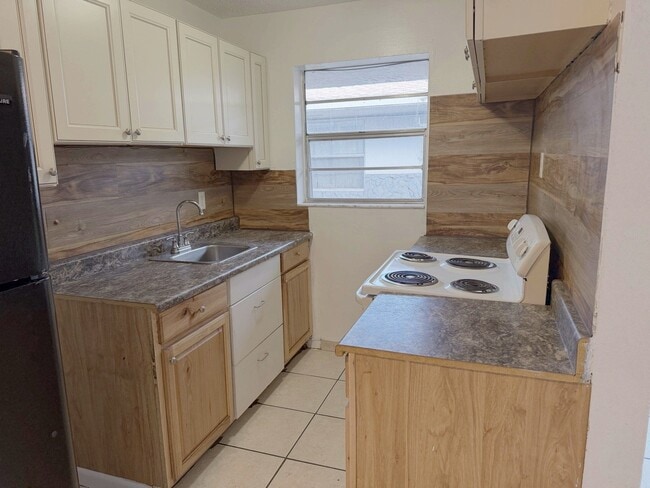 Foto del edificio - 6151 Eaton St