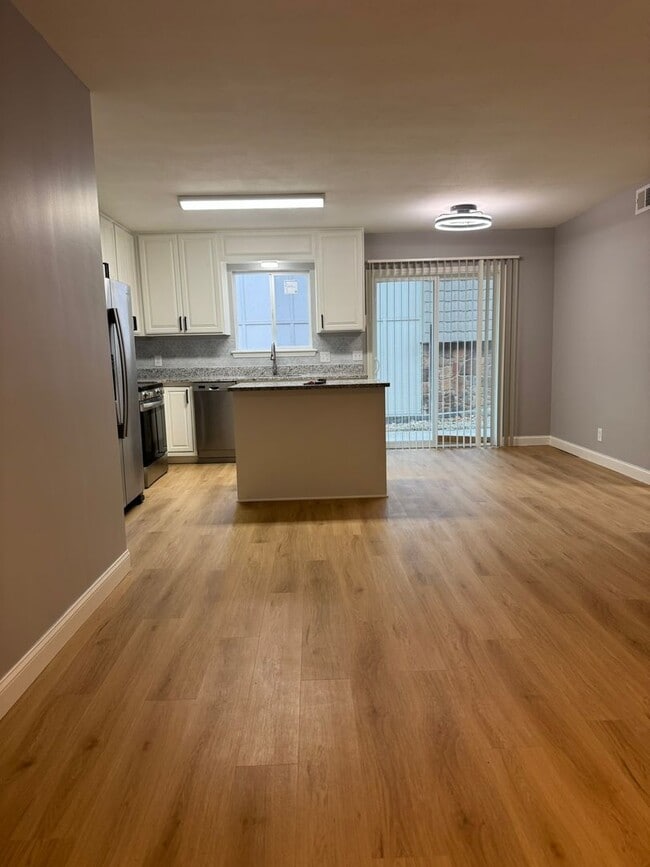 Building Photo - NEWLY RENOVATED 1 bed, 1 bath ground level condo!