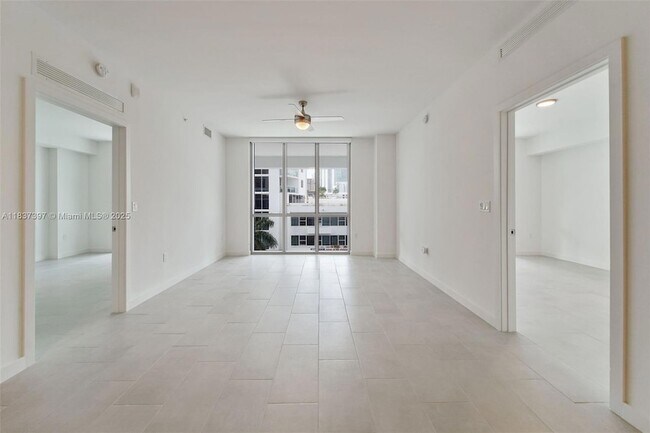 Foto del edificio - 2150 N Bayshore Dr