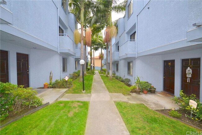 HOA Landscaped walkway - 204 E Plymouth St