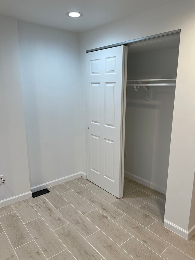 Armario en el dormitorio - 8205 Londonderry Ct