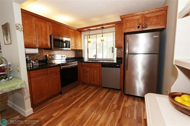 Foto del edificio - 9150 Lime Bay Blvd