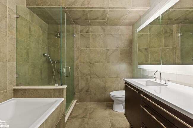 Building Photo - 415 W 44th St