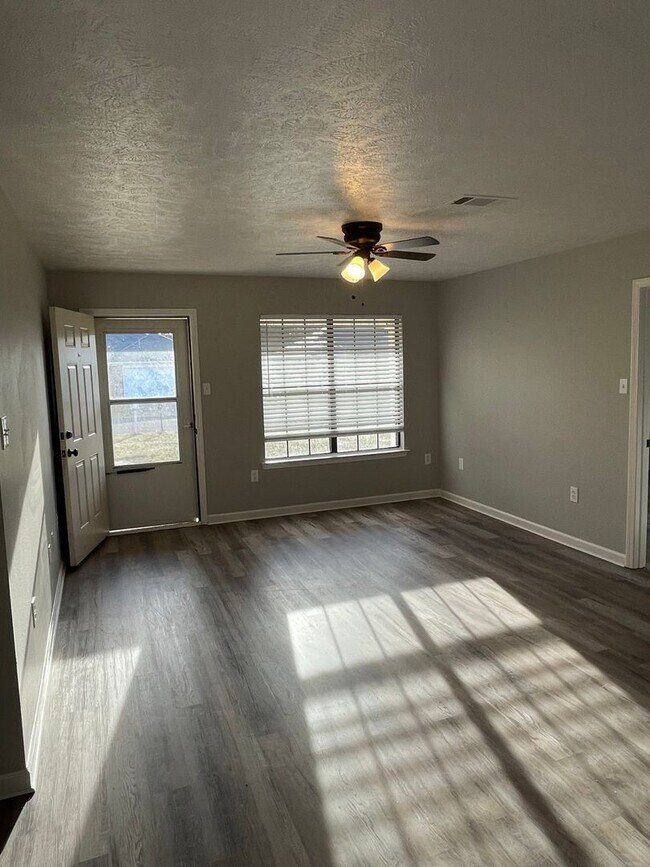 Building Photo - Updated 3/2 with privacy fence!