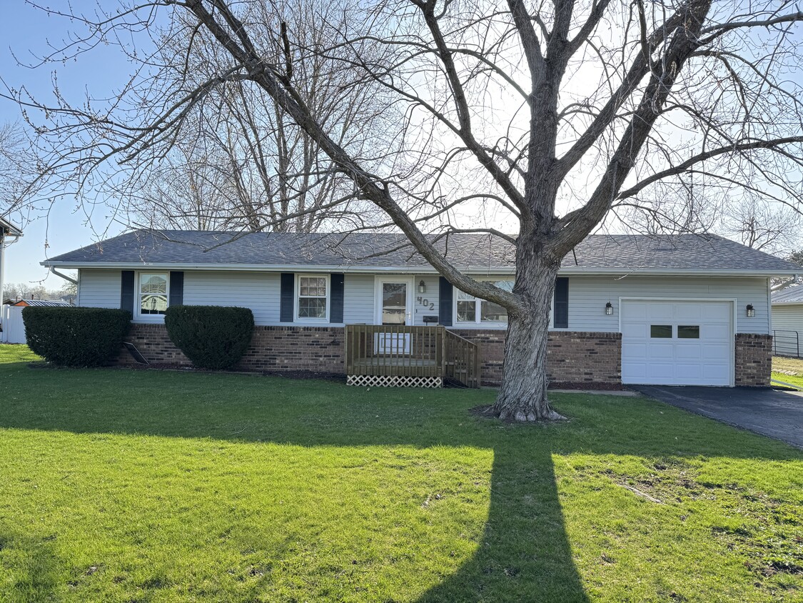 Primary Photo - 402 S Stockdale Ln