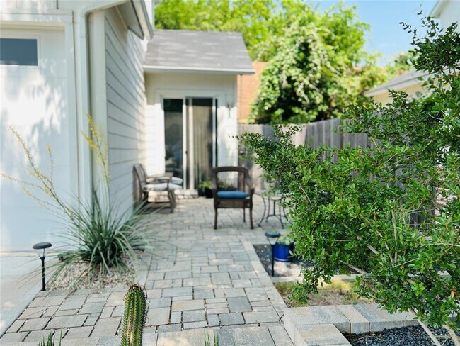 Building Photo - 2911 E 4th St