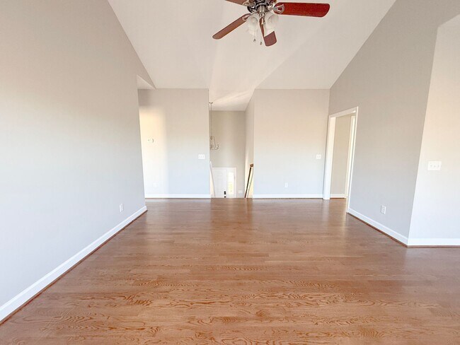 Foto del edificio - Spacious 4-Bedroom Home with Large Yard and Dual Garages in Cookeville