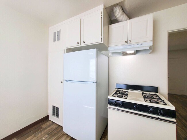 Building Photo - Rosewood Villas: 2 Bedrooms, 1 Bathroom - ...