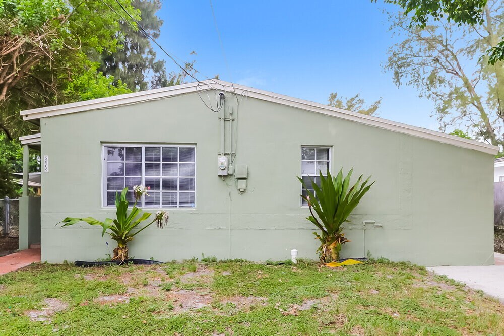 Foto principal - 5809 Pinewood Ave