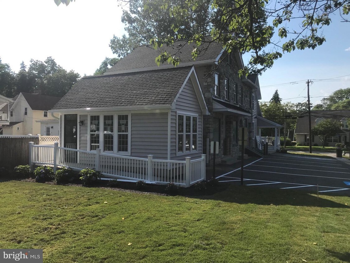 Primary Photo - 400 W Wayne Ave