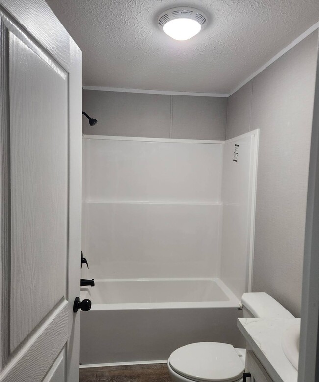 Building Photo - 400 Landrey Dr