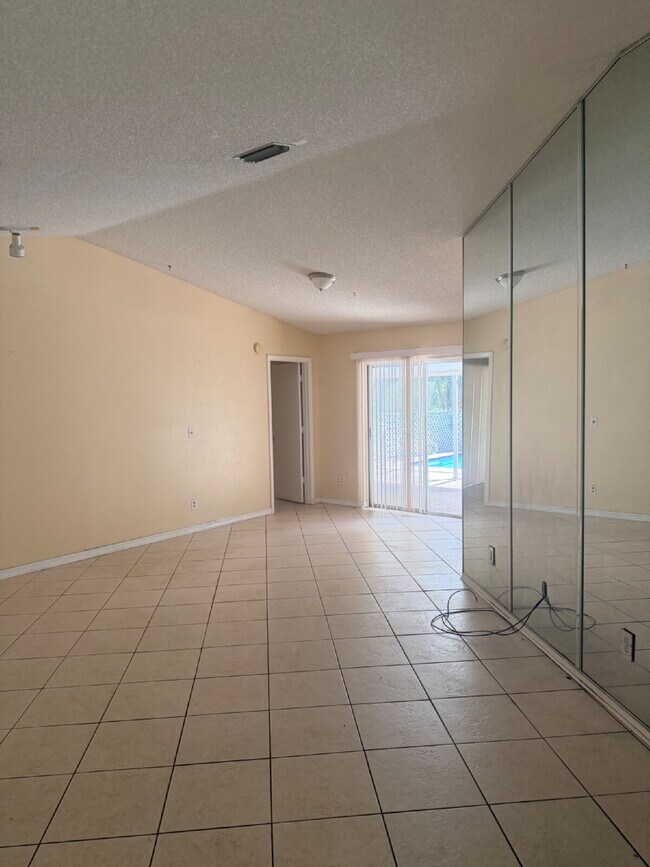 Foto del edificio - Pool Home For Rent.  3 Bedroom 2 Bathroom 2 Car Garage