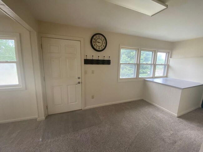 Foto del edificio - Charming 4-Bedroom Home in Stanton – Your ...