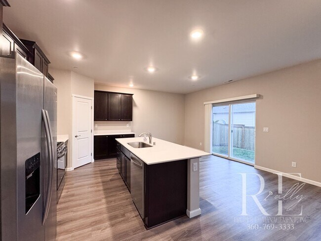 Foto del edificio - Bright Bremerton Home with Open Layout, A/C, and Fully Fenced Yard